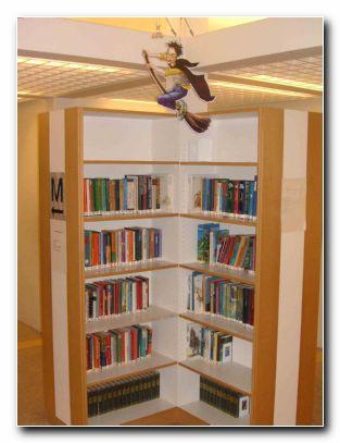 Regale in einer Ecke